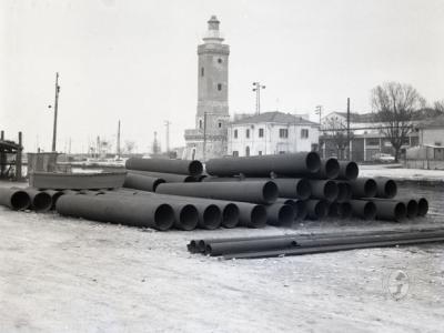 14 febbraio 1965. I tubi che serviranno per costruire l'intelaiatura dei pilastri per il sostegno dell'Isola delle Rose depositati al Porto di Rimini
