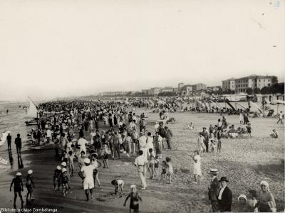 Rimini. Bagnanti in spiaggia, fot. Dante Montanari, ca. 1939 (Raccolta storica, AFP 1823)