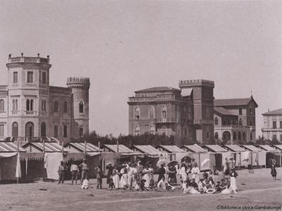 Rimini. Villini e camerini sul lido a ponente, Prem. stab. fotografico F.lli Contessi, ca. 1892-1902 (Album Bagni di Rimini 3, AFP 57)