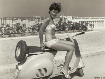Rimini. Sulla vespa, ca. 1955 (Raccolta storica)