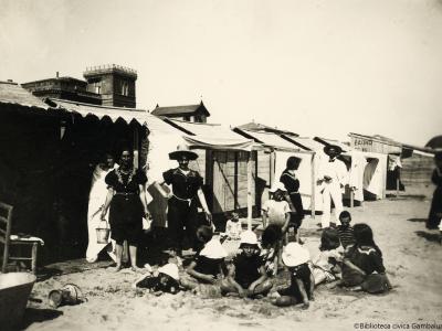Rimini. Bagnanti in spiaggia, ca. 1900 (Fondo Luigi Pasquini, FLPF 0145)