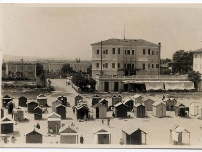 Rimini. La spiaggia nei pressi del Grand Hotel Savoia, fot. Dante Montanari, ca. 1930-1942 (Raccolta storica, AFP 1767)