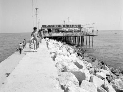 1973. Il molo, per i riminesi la palata, uno dei luoghi della Rimini felliniana (sezione Capanni e rose) fotografia di D. Minghini (MIN-06883_008) 