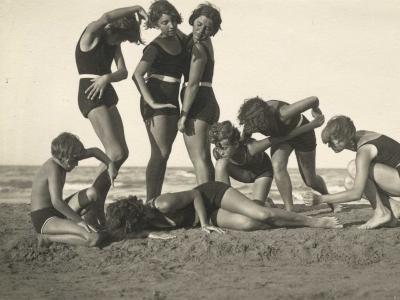 1928. Sirenette danzanti: l’eleganza del movimento (sezione Chic&Chic) fotografia da Fondo Luigi Pasquini
