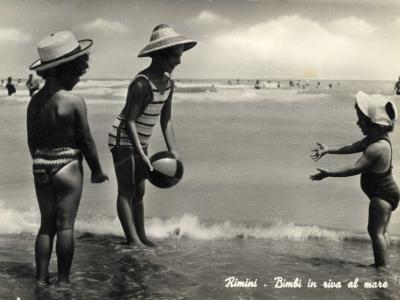  1951. Costumi all’uncinetto: l’eleganza del ricamo (sezione Chic&Chic) fotocartolina da Collezione Mauri (MAU-029_159)