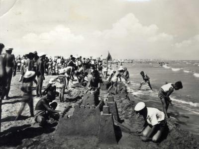 1960. Fortificazioni in difesa della spiaggia (sezione Palette e secchielli) fotocartolina da Collezione Mauri (MAU-078_041)