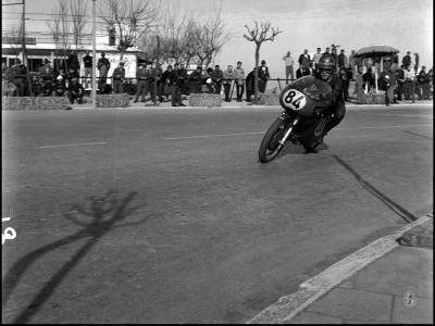 1965. A tutta velocità: piega la moto del riminese Renzo Pasolini (sezione Parate e sfilate) fotografia di D. Minghini (MIN-01405_070)