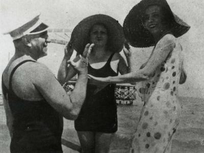 1931. Dal palcoscenico alla spiaggia: gli attori Antonio Gandusio, Lola Braccini e Dina Galli (sezione Tipi e riti) fotografia da Raccolta storica (afp_2030)