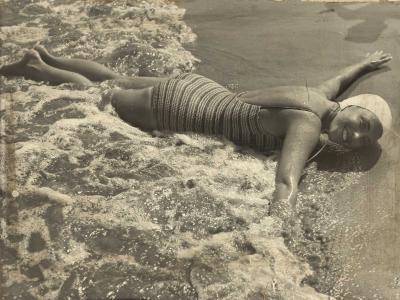 1951. Basta davvero poco per divertirsi (sezione Tuffi e spruzzi) fotografia di Angelo Moretti da album Estate 1951 (afp_2421)
